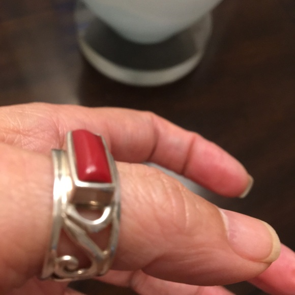 Women’s Ring - Picture 2 of 6